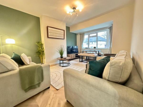 Lovely spacious 3 double bed flat, LS17